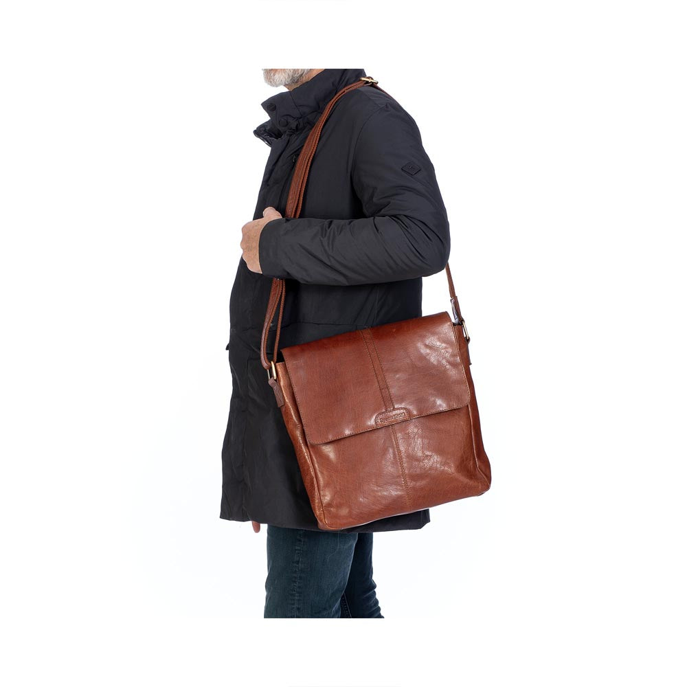 Springfield Stor Crossover Skulderveske I Skinn Med Klaff Cognac