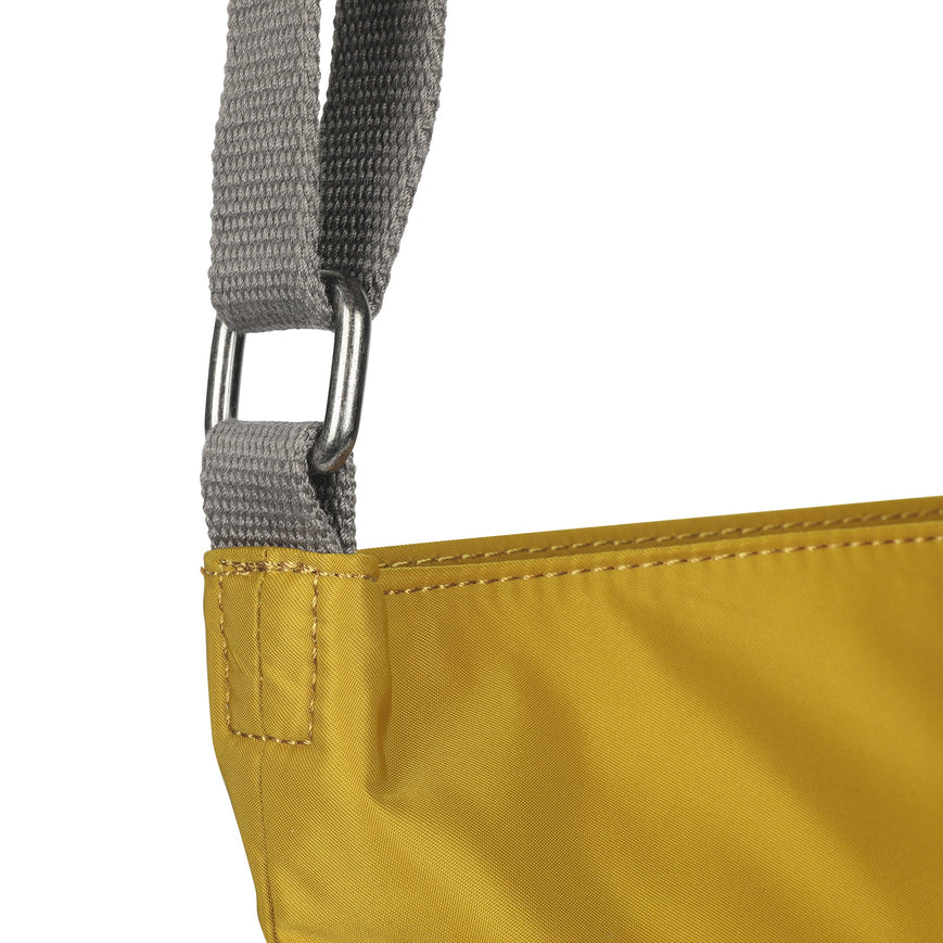 Roka Kennington B Mellomstor Crossbody Veske Corn